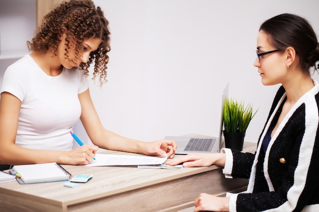 Foto a mulher suborna o envelope para uma solução bem-sucedida