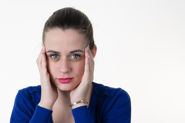 Foto a mulher tem uma dor de cabeça isolada