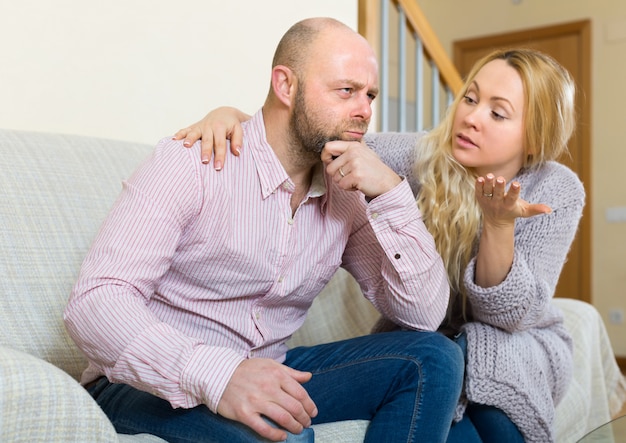 Foto a mulher tenta reconciliar com o homem