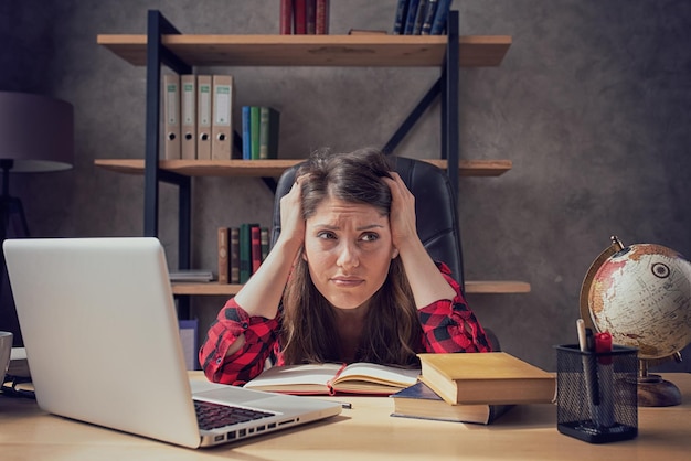 A mulher trabalha em casa como um trabalho inteligente e está cansada