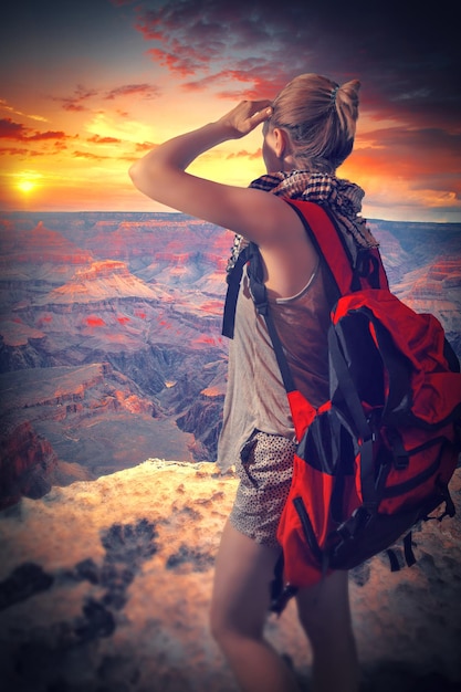 A mulher viaja ao Grand Canyon