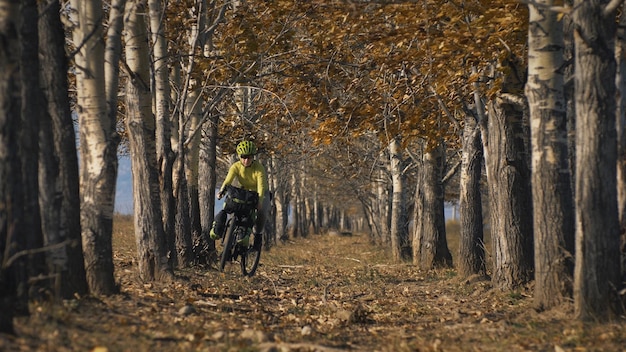 A mulher viaja em ciclismo de terreno misto com bikepacking