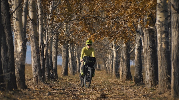 A mulher viaja em ciclismo de terreno misto com bikepacking