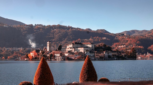 Foto a mundialmente famosa ilha de orta san giulio, no lago de orta, no piemonte, no norte da itália, vista a partir do