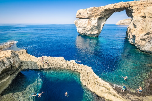 A mundialmente famosa janela azul na ilha de gozo - maravilha da natureza mediterrânea na bela malta