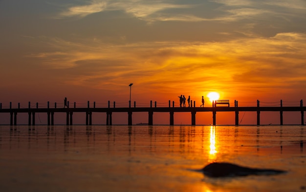 Foto a natureza de bela ponte sobre o mar e suntset