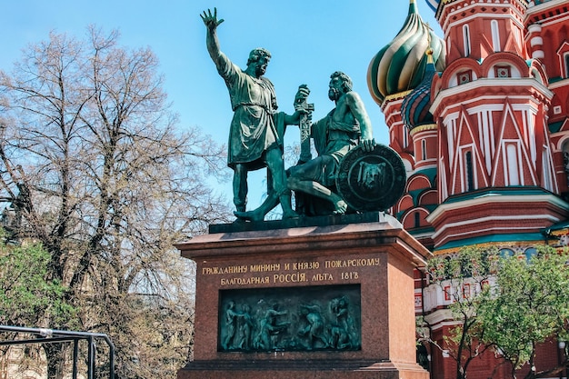 A natureza mira a arquitetura e a vida da cidade de Moscou