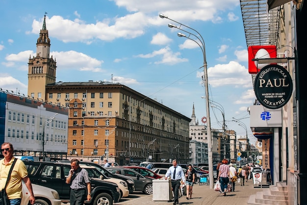 A natureza mira a arquitetura e a vida da cidade de Moscou