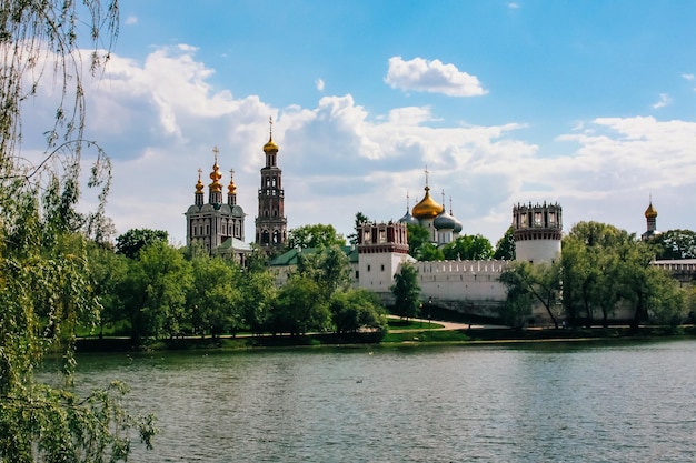 A natureza mira a arquitetura e a vida da cidade de Moscou