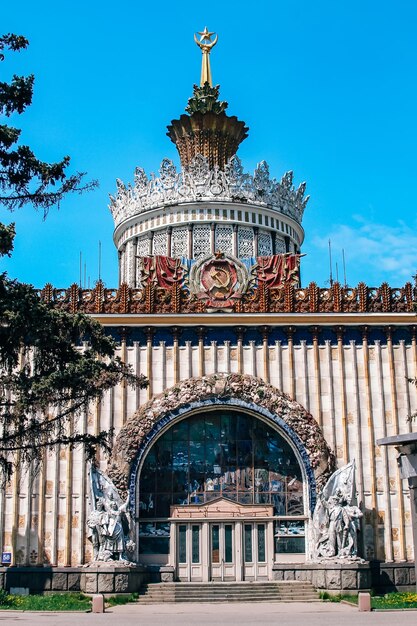 A natureza mira a arquitetura e a vida da cidade de Moscou