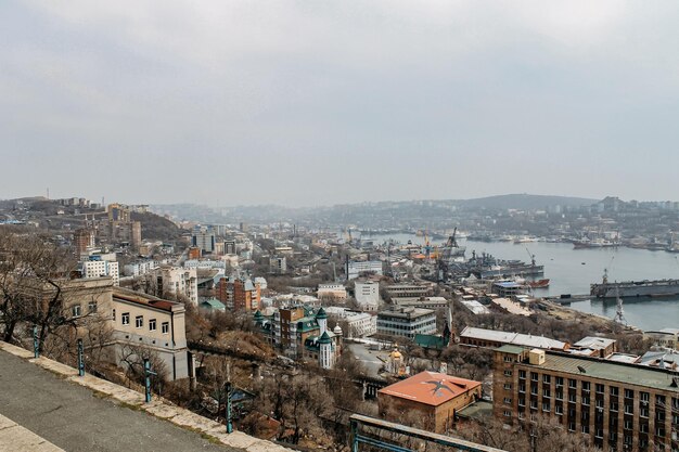 A natureza mira a arquitetura e a vida da cidade de Vladivostok City view