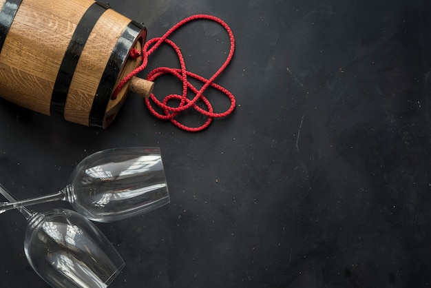 A natureza morta com vinho branco, copo e barril velho