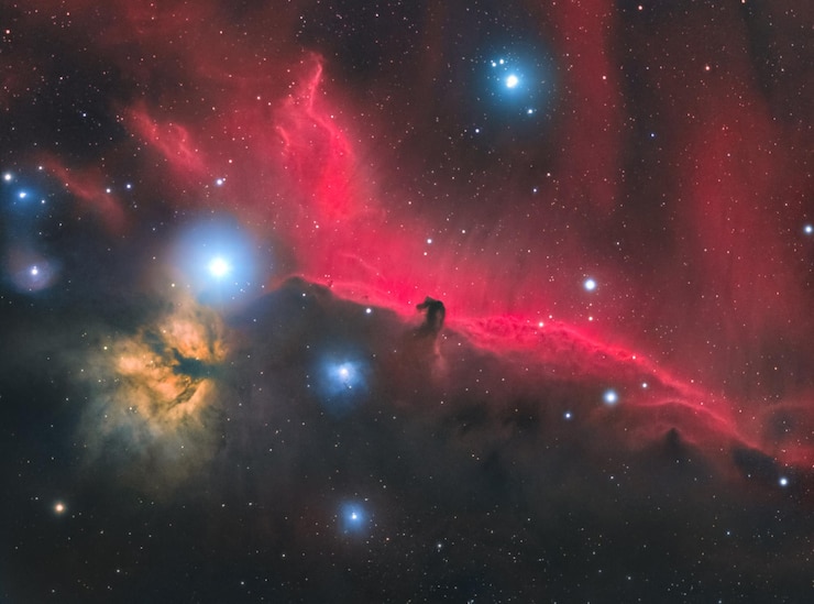 Foto a nebulosa do cavalo e a nebulosa da chama estão localizadas no complexo de orion, a 1.500 anos-luz da terra.