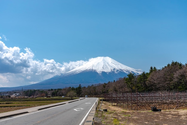 A neve cobriu o Monte Fuji Mt Fuji o Patrimônio Mundial no fundo do céu azul no dia ensolarado da temporada de primavera