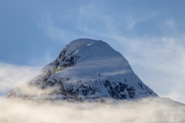 A neve e as nuvens cobriram o fundo canadense da paisagem da natureza