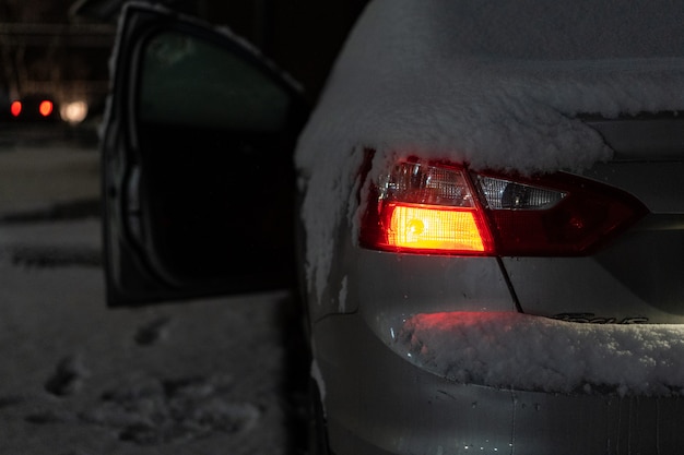 Foto a neve já caída está no carro