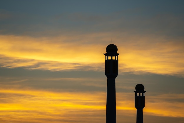 Foto À noite a mesquita da cidade