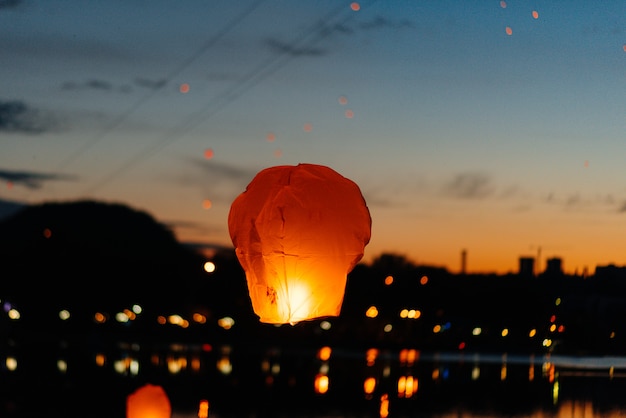 À noite, ao pôr do sol, as pessoas com seus parentes e amigos lançam lanternas tradicionais. tradição e viagens.