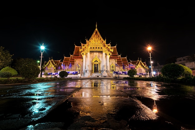 À noite wat benchamabophit o belo templo de mármore em bangkok, tailândia