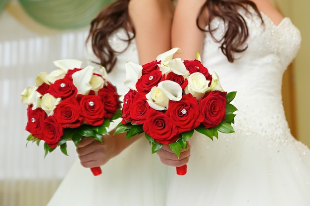 A noiva do casamento está segurando um buquê de flores