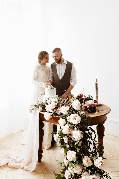 A noiva e o noivo cortaram o bolo de casamento