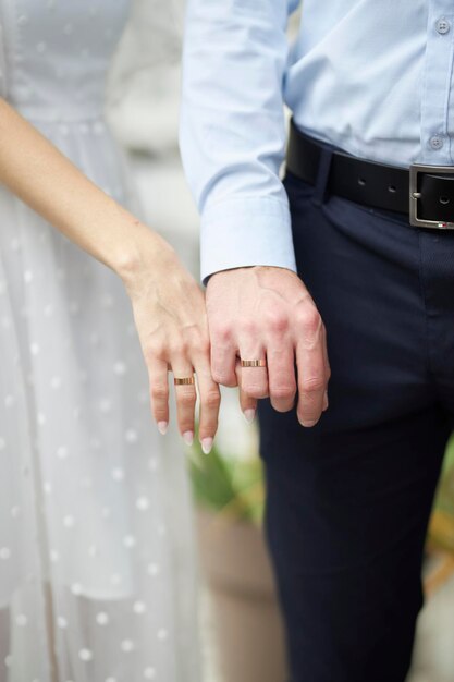 A noiva e o noivo dão as mãos. Casamento O conceito de uma festa de casamento