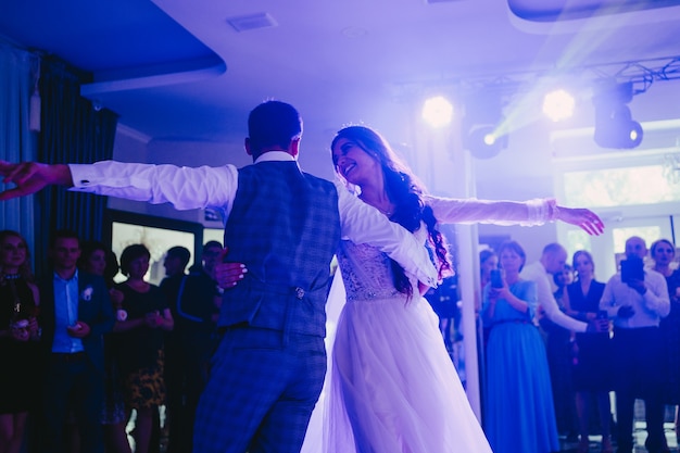 A noiva e o noivo estão dançando. Valsa, a dança dos noivos
