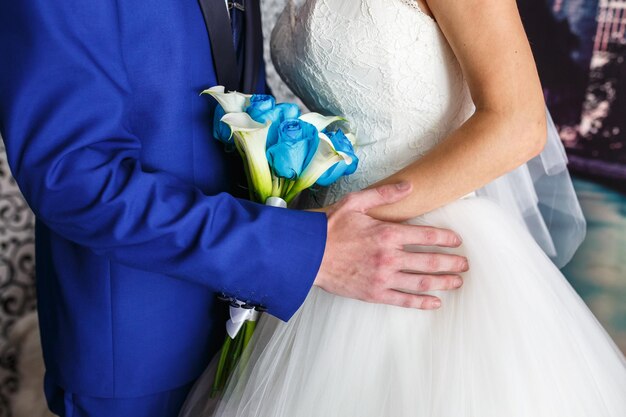 Foto a noiva e o noivo na natureza mãos de recém-casados dia do casamento o melhor dia de um jovem casal