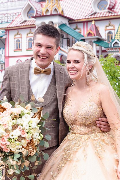 A noiva e o noivo se abraçam na rua no antigo kremlin. dia do casamento