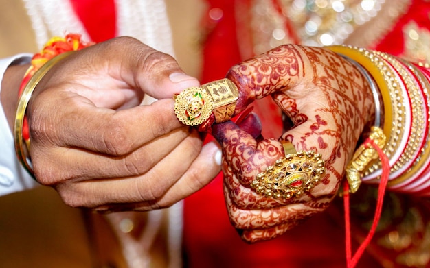 A noiva e o noivo segurando e mostrando anéis de joias de casamento