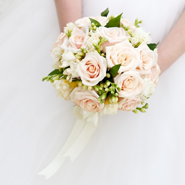 A noiva em um casamento segurando um buquê de flores.