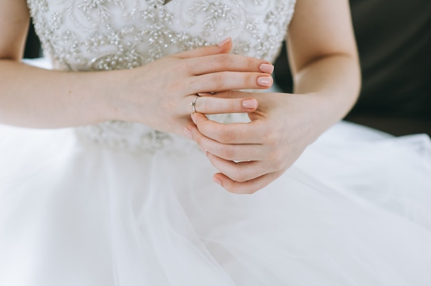 A noiva está em um vestido branco com um vestido de noiva