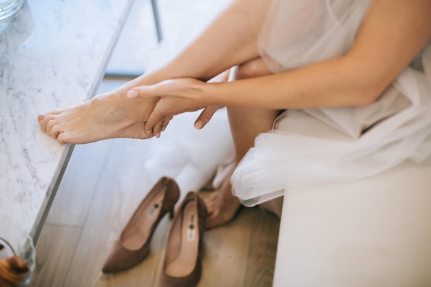 A noiva está usando sapatos de casamento