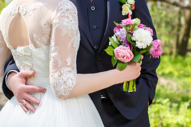 A noiva segura o lindo buquê de casamento