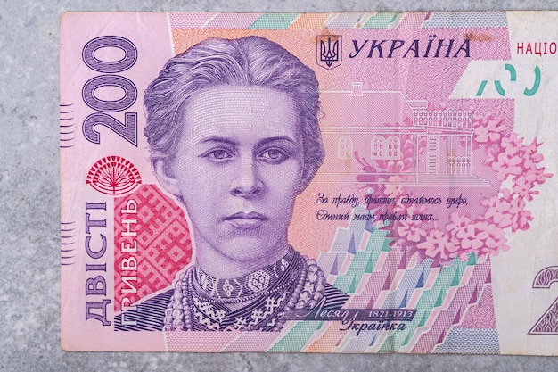 A nota de 200 UAH é um retrato da poetisa Lesya Ukrainka