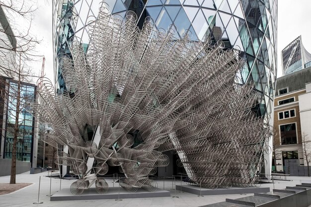 A nova escultura Forever de Ai Weiwei fora do edifício Gherkin de Londres