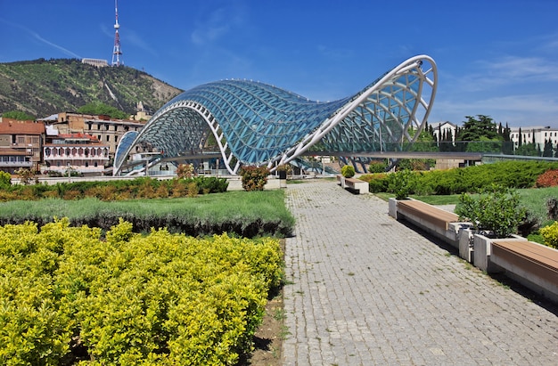 A nova ponte na cidade de Tbilisi, na Geórgia