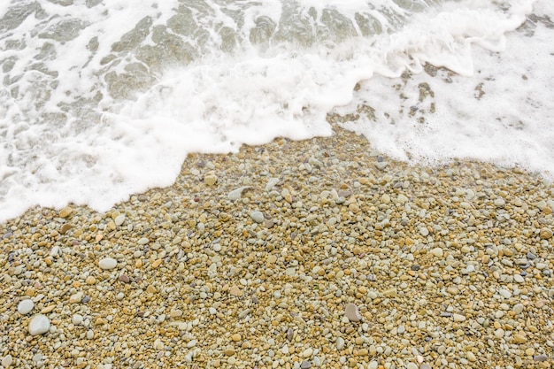 A onda cobre a praia de calhau