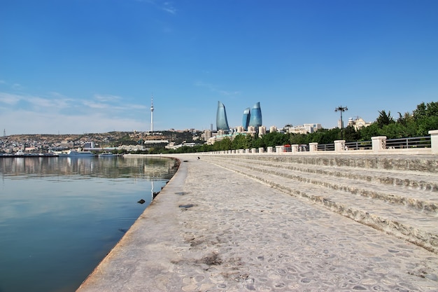 A orla da cidade de Baku, no Azerbaijão