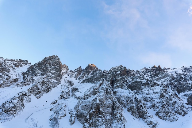 Foto a ossétia do norte é montanhosa no inverno. paisagem de montanha nevada. panorama da paisagem de inverno. área de estância. rochas vista panorâmica.