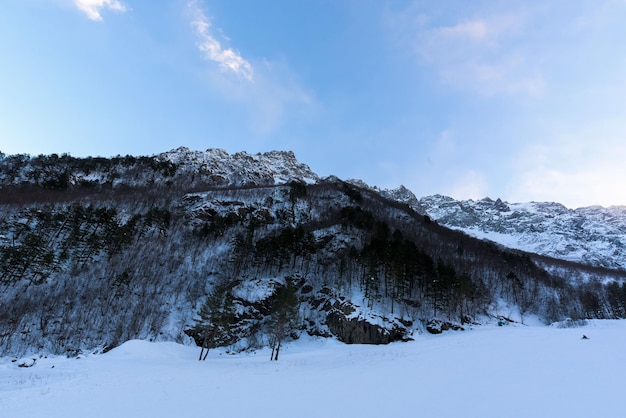 A Ossétia do Norte é montanhosa no inverno. Paisagem de montanha nevada. panorama da paisagem de inverno. área de estância. rochas vista panorâmica.