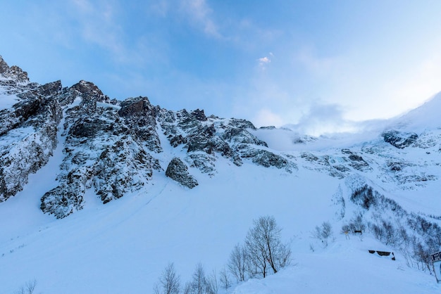 Foto a ossétia do norte é montanhosa no inverno. paisagem de montanha nevada. panorama da paisagem de inverno. área de estância. rochas vista panorâmica.