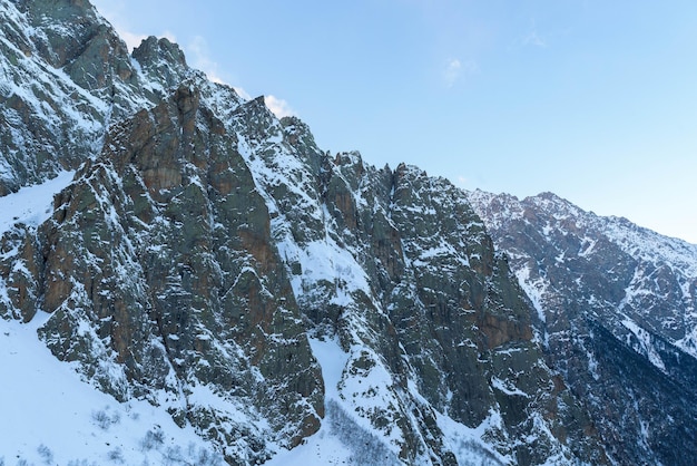 A ossétia do norte é montanhosa no inverno. paisagem de montanha nevada. panorama da paisagem de inverno. área de estância. rochas vista panorâmica.