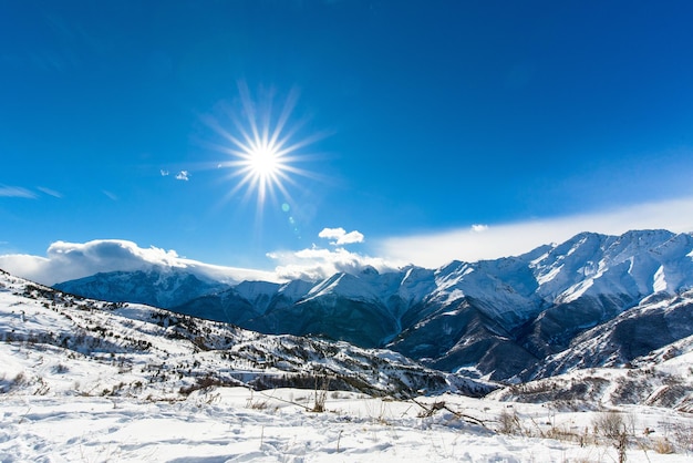 Foto a ossétia do norte é montanhosa no inverno. paisagem de montanha nevada. panorama da paisagem de inverno. área de estância. rochas vista panorâmica.