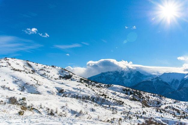 Foto a ossétia do norte é montanhosa no inverno. paisagem de montanha nevada. panorama da paisagem de inverno. área de estância. rochas vista panorâmica.