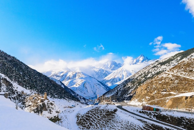 Foto a ossétia do norte é montanhosa no inverno. paisagem de montanha nevada. panorama da paisagem de inverno. área de estância. rochas vista panorâmica.