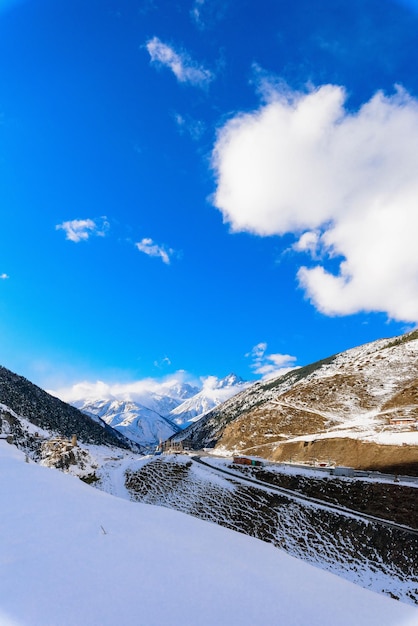 A Ossétia do Norte é montanhosa no inverno. Paisagem de montanha nevada. panorama da paisagem de inverno. área de estância. rochas vista panorâmica.