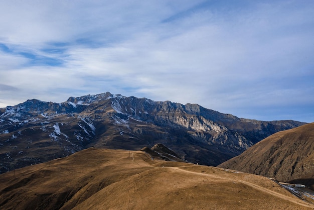 Foto a ossétia do norte é uma área montanhosa no inverno. paisagem de montanha nevada. panorama da paisagem de inverno. área de estância.