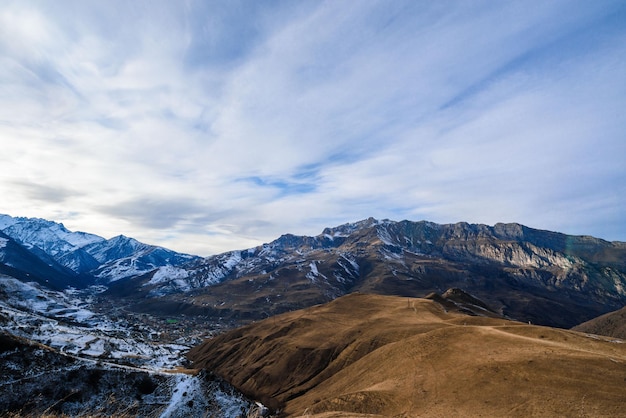 A Ossétia do Norte é uma área montanhosa no inverno. Paisagem de montanha nevada. panorama da paisagem de inverno. área de estância.
