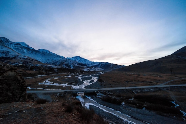 Foto a ossétia do norte é uma área montanhosa no inverno. paisagem de montanha nevada. panorama da paisagem de inverno. área de estância.